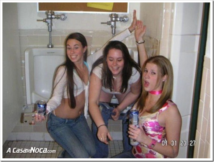 girls-in-toilett-37