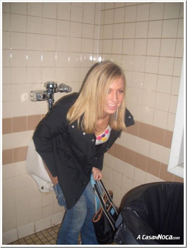 girls-in-toilett-04