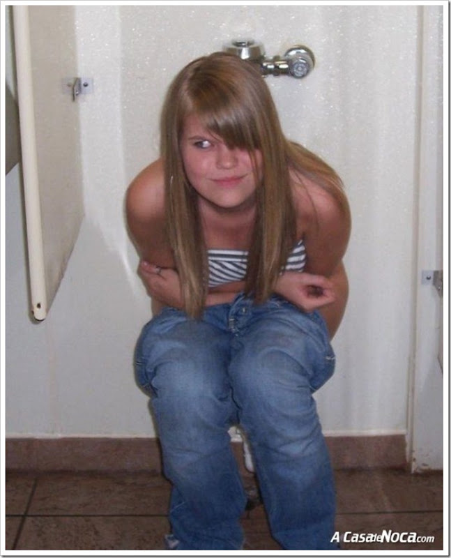 girls-in-toilett-24