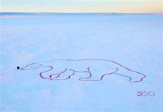 Desenho gigante de um urso polar foi pintado em Langjokull, na Islândia (Foto - Christopher Lund-AFP)