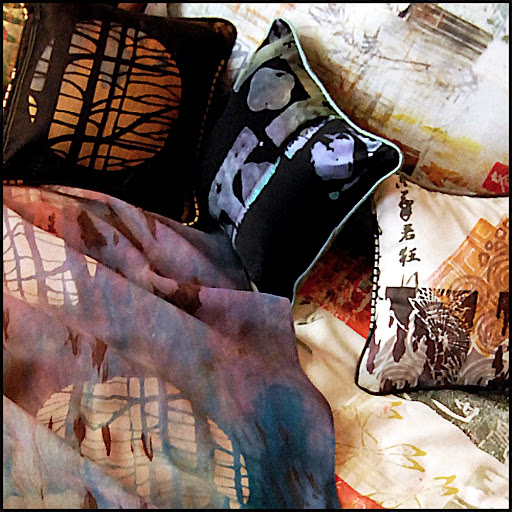 http://lh6.ggpht.com/_TfgUvPhl_hY/R4kA0McssKI/AAAAAAAAATA/zAFtjUlFK0o/Trend+shoot_pillow+detailing3+pillows.jpg