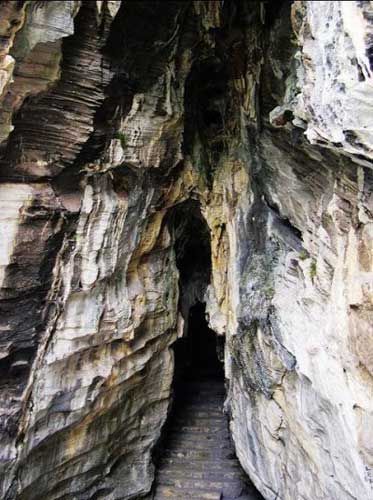 湖北利川神秘山洞 ── 三千洞,传洞里活埋3000白莲教徒(点击进入相册观看大图) 湖北利川神秘山洞 ── 三千洞,传洞里活埋3000白莲教徒