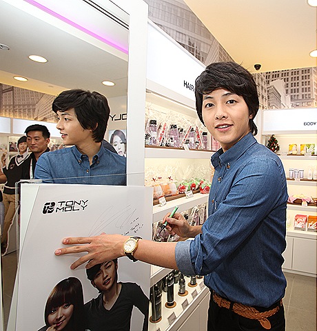 [Song Joong Ki signs the TonyMoly poster inside the Bugis Junction Flagship store[1].jpg]