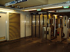 Tomada el 31 de marzo y refleja los tornos de salida del metro.