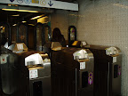 Tomada el 31 de marzo y refleja los tornos de entrada del metro.