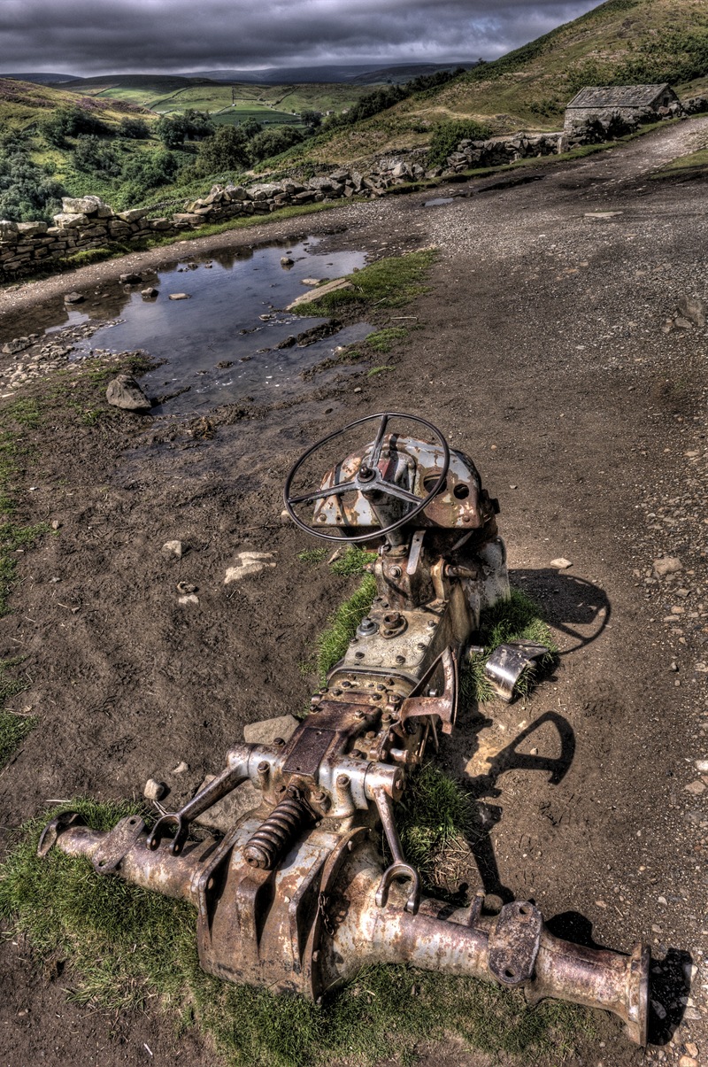[remains of old tractor[11].jpg]