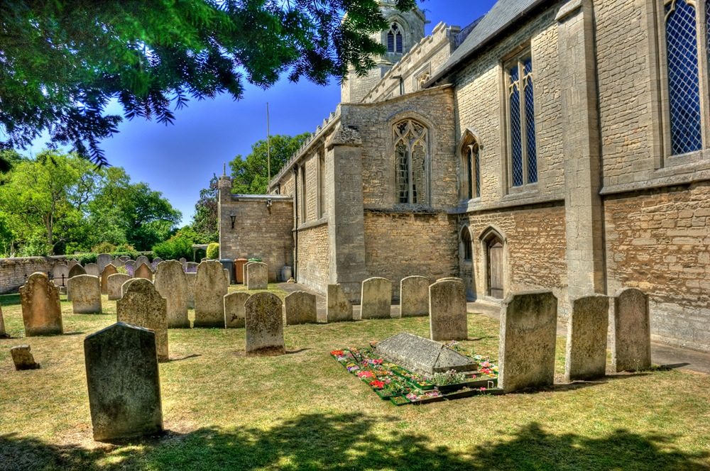[john clare's tranquil grave in helpston churchyard[5].jpg]