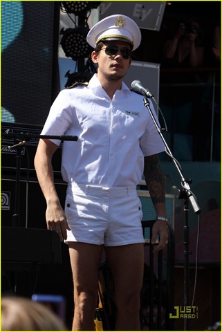 [john-mayer-legs-for-days-08[3].jpg]