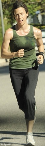 [article-0-05B464DA000005DC-415_224x727[4].jpg]