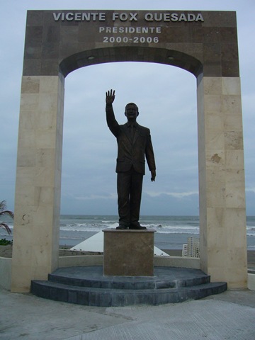 [Vicente_fox_quesada_estatua_solo[2].jpg]