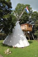 Tipi met boomhut