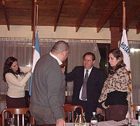 Daniela Morana arría el pabellón argentino y Juan José Vidal Mauriz saluda al Presidente Julio Fabián Martínez y a la Secretaria del Club Natalia Kechekián luego de arriar el pabellón rotario