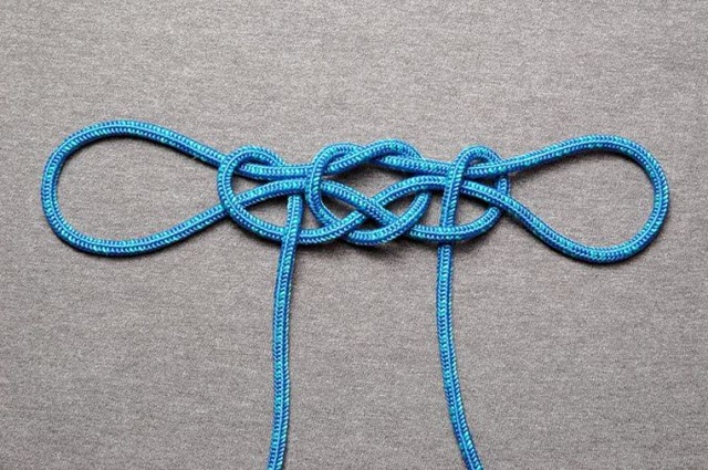 [800px-Handcuff-knot-ABOK-1140-Hitch-finish[5].jpg]