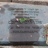 A plaque in Yiddish at the base of the Babiy Yar memorial