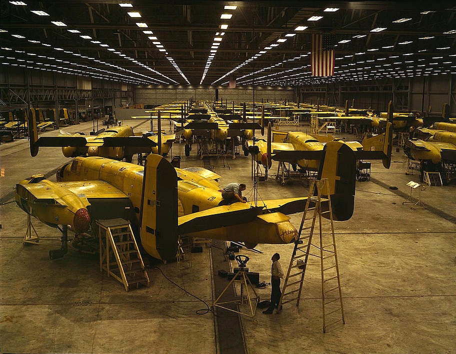 [Assembling B-25 bombers North American Aviation Kansas City Oct 1942[24].jpg]