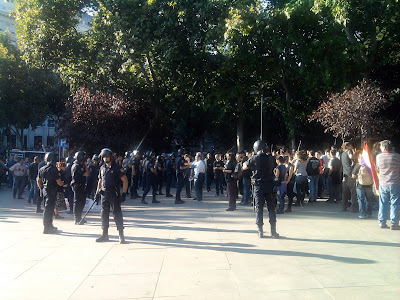 Policias calentando los ánimos Policias calentando los ánimos