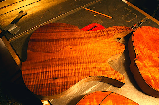 2010.01.15 Update: The body has been cut on the table router using the new templates. We hit it with a quick coat of Waterlox tung oil finish to see what it's going to look like... SICK figure on this board!
