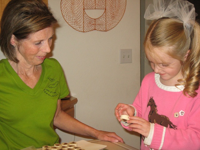 [10-25-09 cookies - Belle and grandma (8)[4].jpg]
