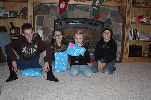[12-24-09 Christmas eve - Peeks (3)[4].jpg]