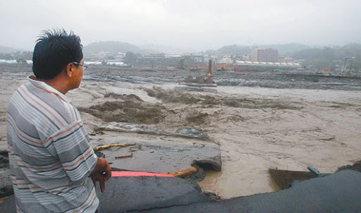 高雄縣甲仙鄉所有聯外道路中斷,甲仙橋遭大水沖斷,家在小林村的劉先生站在橋頭望著斷橋處,評估是否要徒步越溪,找尋家人下落。.jpg 高雄縣甲仙鄉所有聯外道路中斷,甲仙橋遭大水沖斷,家在小林村的劉先生站在橋頭望著斷橋處,評估是否要徒步越溪,找尋家人下落。