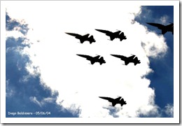 caças F-5 céu azul 