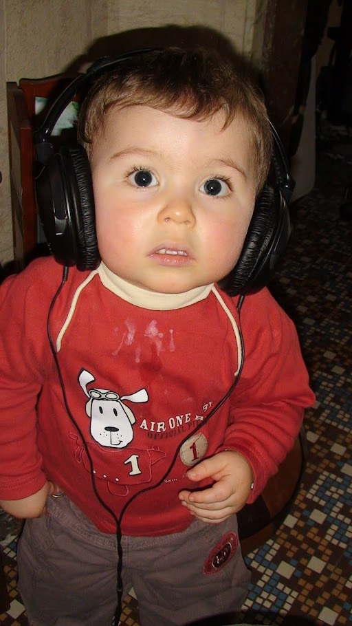 En attendant Noah ... Gabin à écouté choKaKao pour la 52ème fois de la journée ... mais au casque cette fois ;) DSC02606.JPG