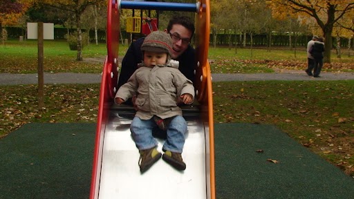 En attendant Noah ... Gabin fait du toboggan. DSC02524.JPG