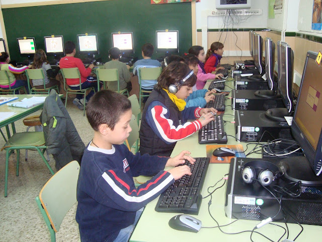 alumnos/as frente al ordenador