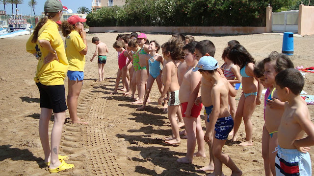 alumnos en la playa