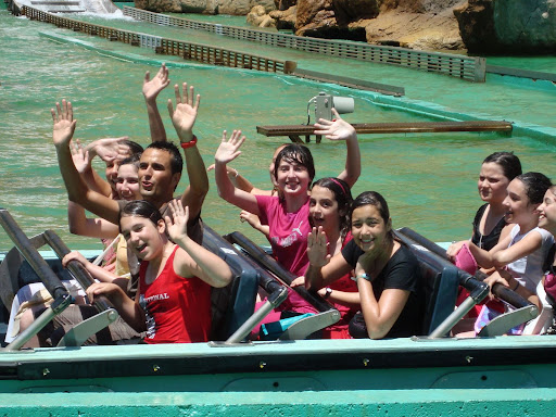 alumnos en una atracci&oacute;n de agua.