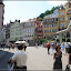 Karlovy Vary &ndash; links Vřídlo-Sprudel, rechts Marktkolonade
