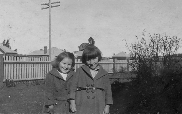 [Edna and Helen Drummond Glen Innes 1920[4].jpg]