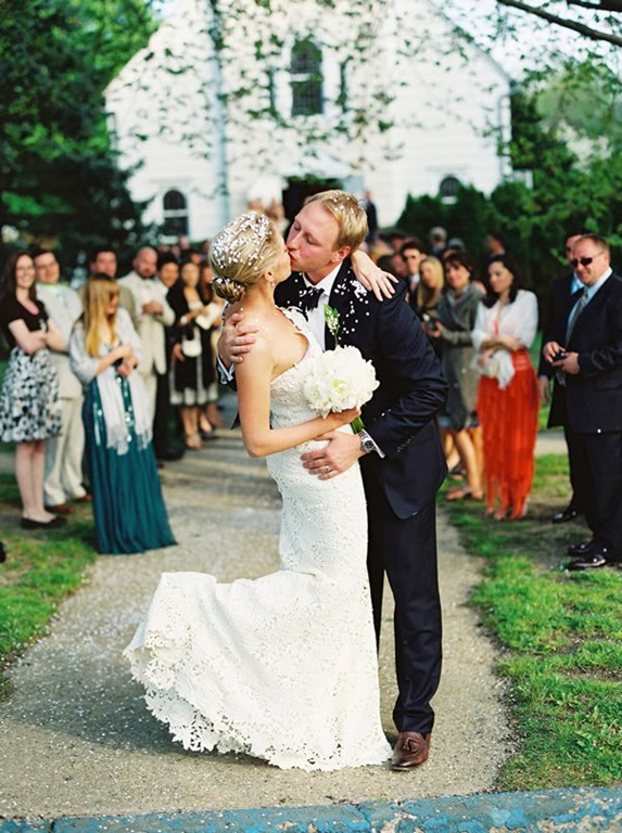 [8-wedding-confetti-kiss[3].jpg]