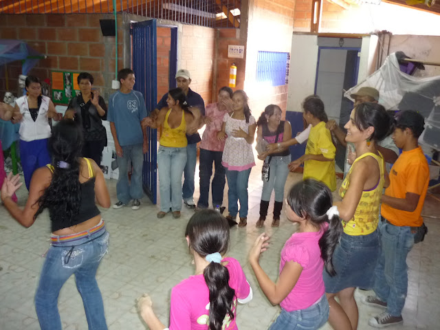 Jugando en la Feria Pedagógica de Combos
