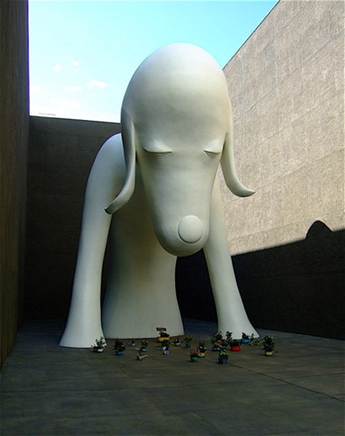 [yoshitomo-nara-escultura-cachorro-gigante[11].jpg]
