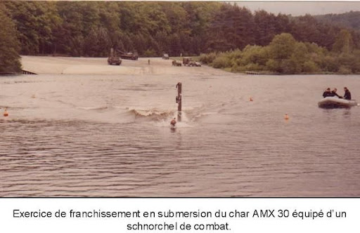 passage d'un char ou lbindé dans l'eau 4