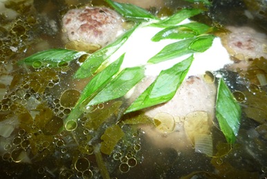 Фрикадельки в крапивном супе