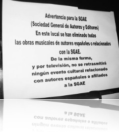 Cartel alusivo a la SGAE en un restaurante de Montijo