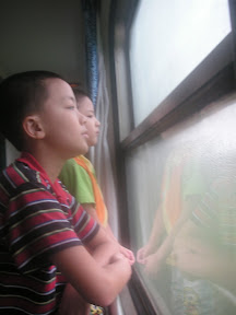 Hermanos en tren.JPG