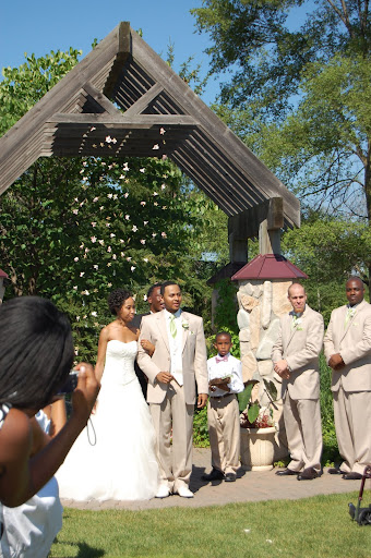 Glen Oaks outdoor wedding ceremony