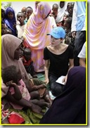 angelina-jolie-somali-regugees-kenya-01