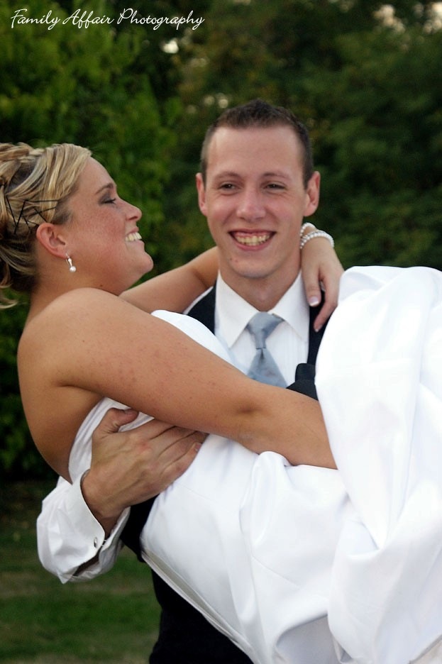 [AK24 groom w bride[2].jpg]