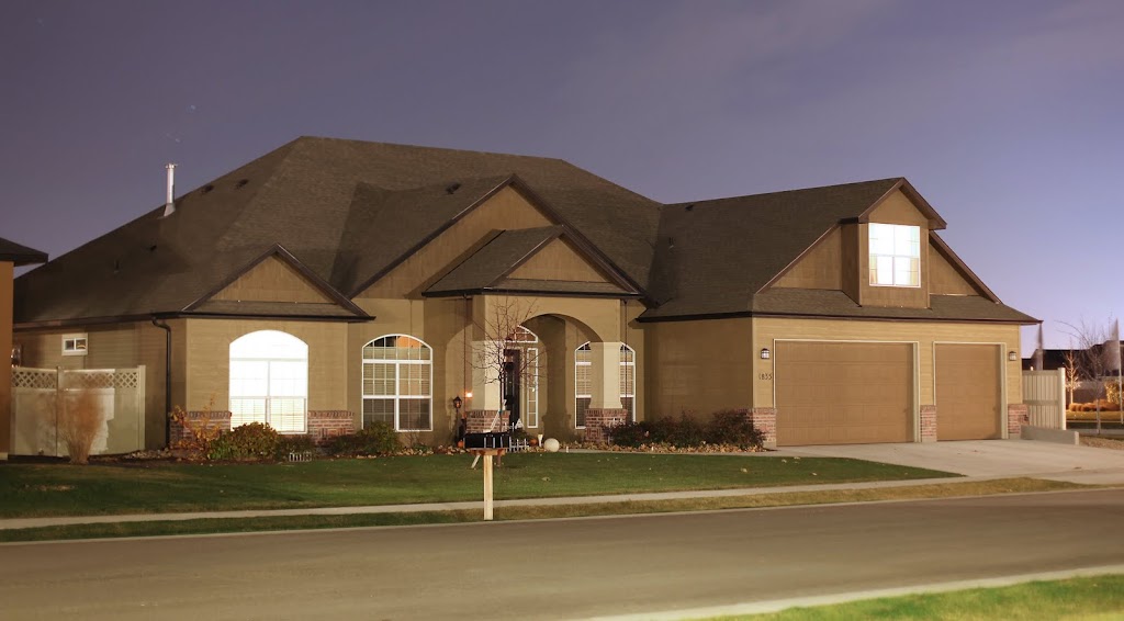 IMAGE: http://lh6.ggpht.com/_X18dM9_GyQQ/SwOCbmXcW7I/AAAAAAAAAlk/0U9wN9iA6UY/s1024/nighthousecrop.jpg