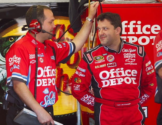 [2009 Michigan June NSCS practice Darian Grubb Tony Stewart garage[16].jpg]