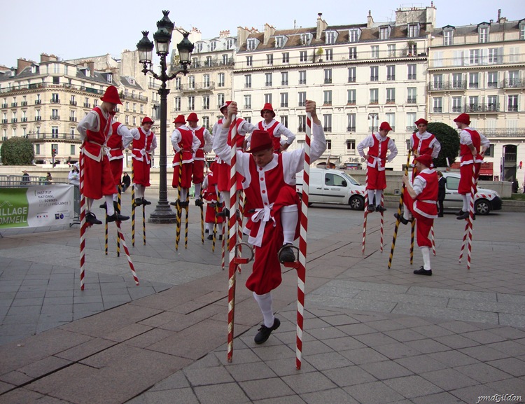 [Échasseurs de Namur, 40 ans de O.I.F, Hôtel De Ville de Paris 2010.jpg]