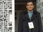 Julian Zapata a la puerta Centro Cultural Islámico de Colombia