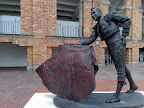 Estatua frente a la plaza de toros de Bogota