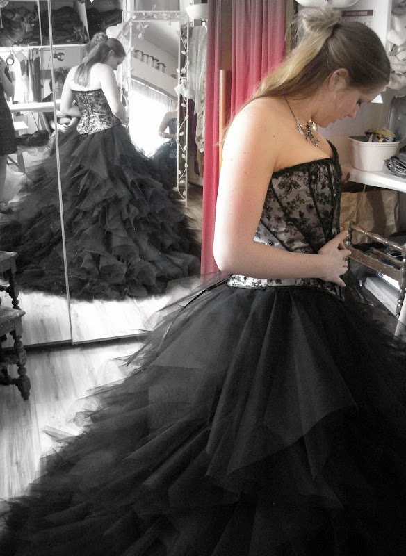 robe de mari&eacute;e noire