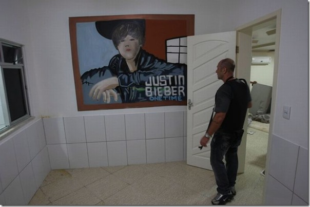 Quadro de Justin Bieber na casa de um traficante no Rio