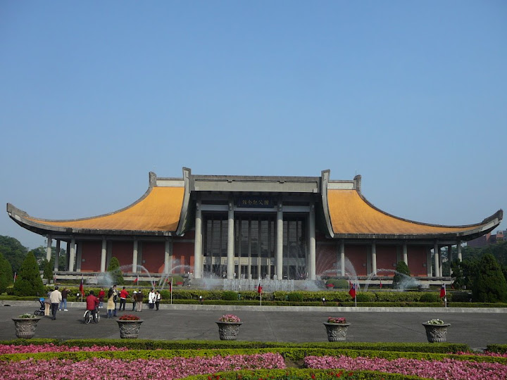 Sun Yat Sen Memorial Hall with fountains in front